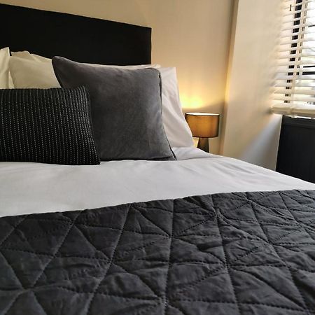 Axiom Apartment - Beautiful Stylish 2 Bed. Cheltenham Ngoại thất bức ảnh