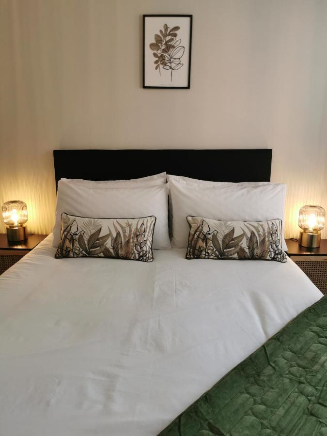 Axiom Apartment - Beautiful Stylish 2 Bed. Cheltenham Ngoại thất bức ảnh